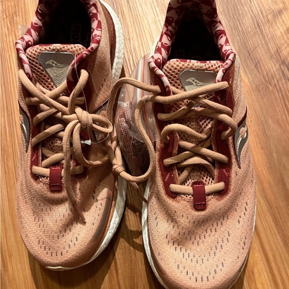 Saucony Womens Triumph 19 S10678-214 Pink Brown Running Shoes Size 9.5 New Latte - Picture 2 of 5
